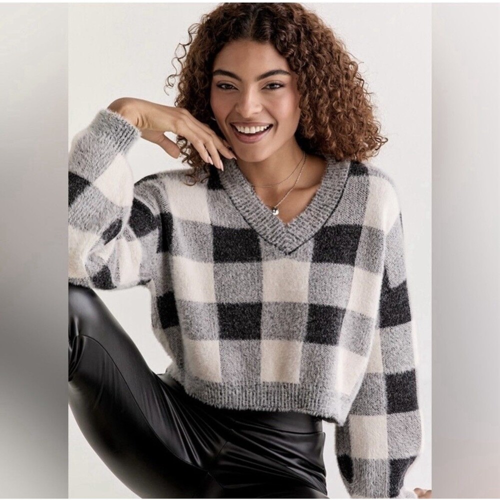 Plaid Fuzzy Sweater Women’s XL Black White Eyelash Texture Cropped Boxie V Neck